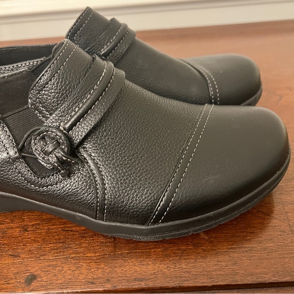 Clarks Collection Women’s Cheyn Madi Black Leather Slip-On Like new condition - Picture 10 of 14